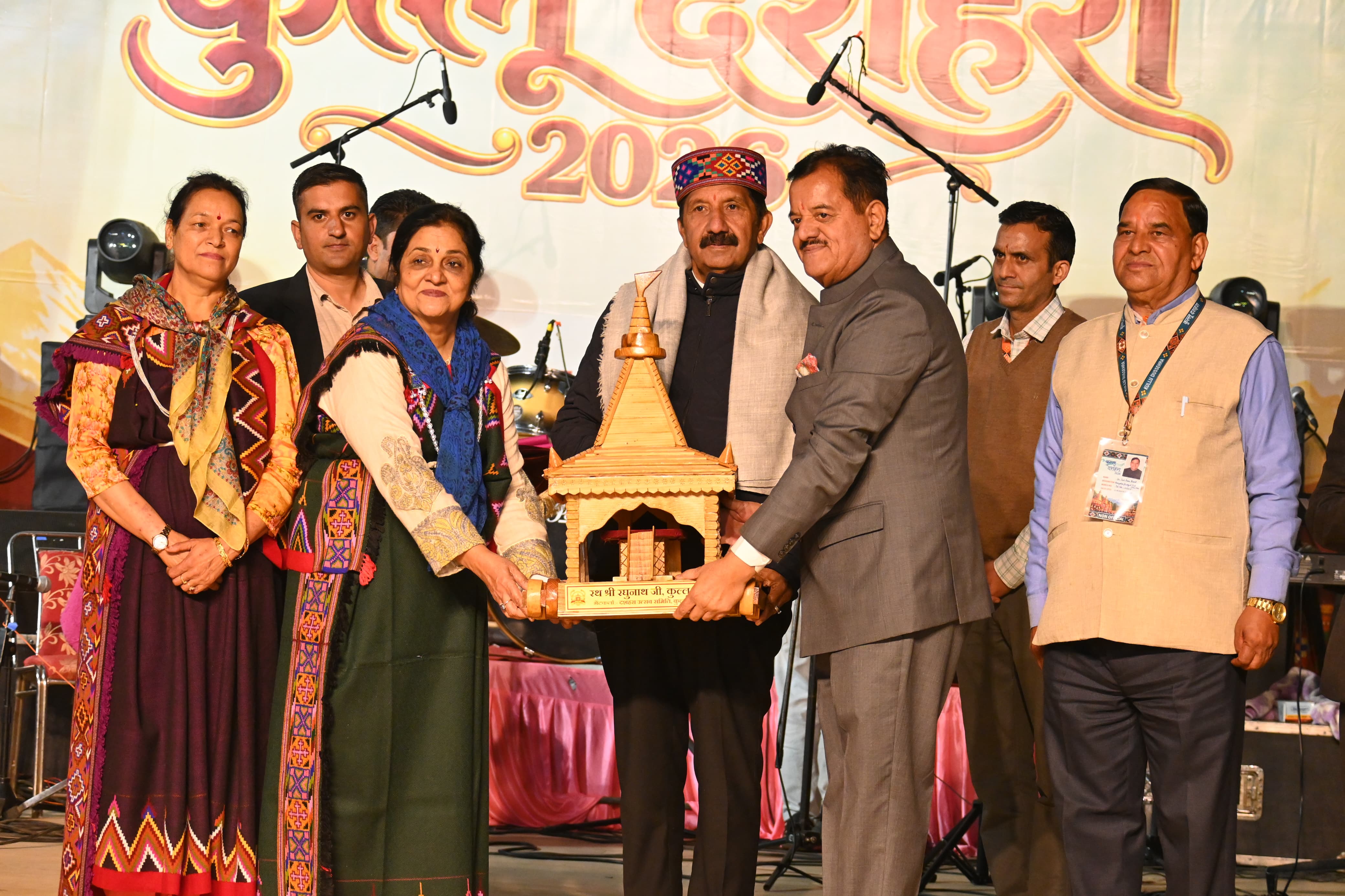 कांग्रेस प्रभारी रजनी पाटिल कुल्लवी परिधान में चेहरे पर मुस्कान कुल्लू पर हो सकती है मेहरवान
