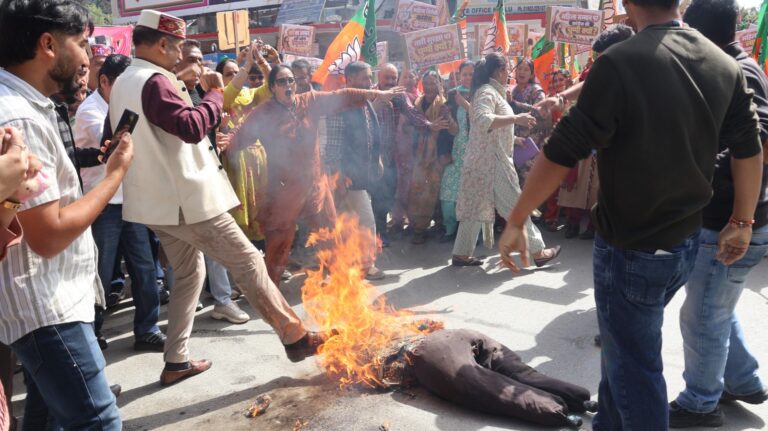 कुल्लू में भाजपा महिला मोर्चा का धरना-प्रदर्शन, राहुल गांधी और कांग्रेस नेतृत्व से जवाबदेही सुनिश्चित करने की मांग