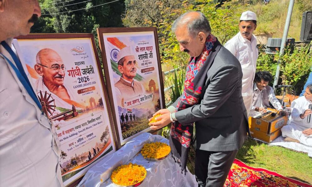 राष्ट्रपिता महात्मा गांधी और पूर्व प्रधानमंत्री स्वर्गीय लाल बहादुर शास्त्री की जयंती के अवसर पर आज मुख्यमंत्री ठाकुर सुखविन्द्र सिंह सुक्खू ने रोहड़ू विधानसभा क्षेत्र के भटवाड़ी गांव में पुष्पांजलि अर्पित की।