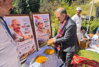 राष्ट्रपिता महात्मा गांधी और पूर्व प्रधानमंत्री स्वर्गीय लाल बहादुर शास्त्री की जयंती के अवसर पर आज मुख्यमंत्री ठाकुर सुखविन्द्र सिंह सुक्खू ने रोहड़ू विधानसभा क्षेत्र के भटवाड़ी गांव में पुष्पांजलि अर्पित की।