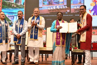 राष्ट्रपति और राज्यपाल ने एम्स बिलासपुर के प्रथम स्नातक बैच को प्रदान की उपाधियांएम्स प्रदेश में स्वास्थ्य सेवाओं, चिकित्सा शिक्षा और अनुसंधान को सुदृढ़ करने में निभा रहा अहम भूमिकाः राज्यपाल