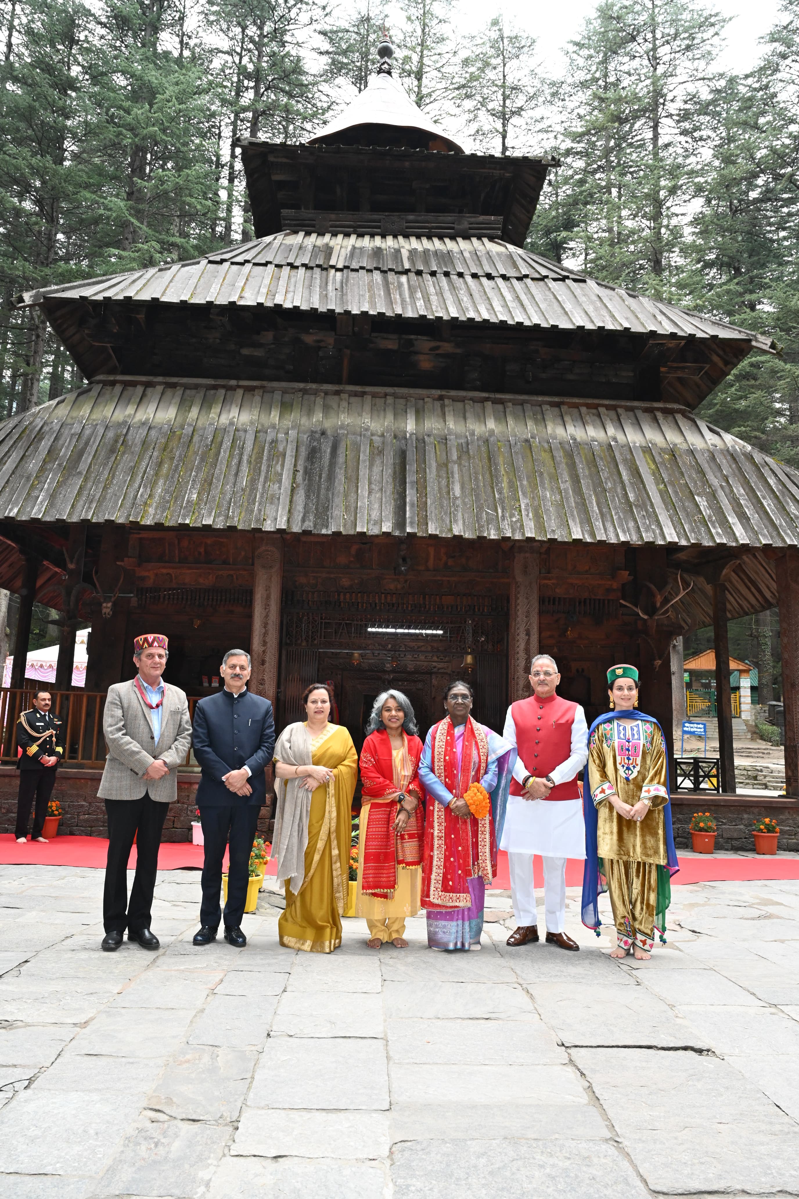 अटल टनल भारत की दूरदर्शी सोच।राष्ट्रपति द्रौपदी मुर्मु,  राष्ट्रपति एवं राज्यपाल ने हिडिंबा मंदिर में की पूजा-अर्चना