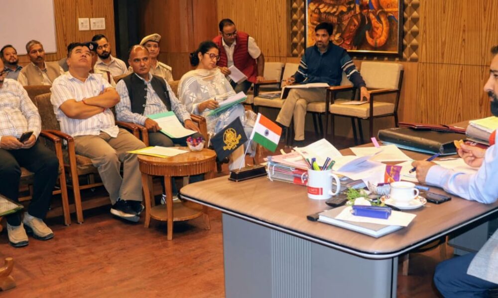उपायुक्त कुल्लू ने अधिकारियों को समयबद्ध व्यवस्था सुनिश्चित करने के दिए निर्देश