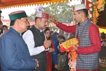आयुष, युवा सेवाएं एवं खेल मंत्री यादविंदर गोमा ने रघुनाथ के अस्थायी शिविर में नवाया शीश देव आस्था और परंपराओं के प्रति व्यक्त की श्रद्धा