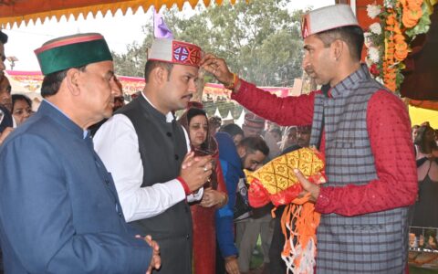 आयुष, युवा सेवाएं एवं खेल मंत्री यादविंदर गोमा ने रघुनाथ के अस्थायी शिविर में नवाया शीश देव आस्था और परंपराओं के प्रति व्यक्त की श्रद्धा